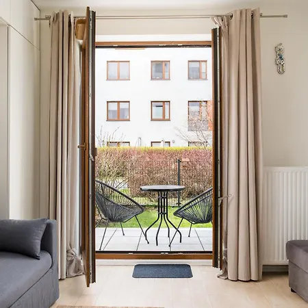 Grochow With Garden By Bookinghost شقة